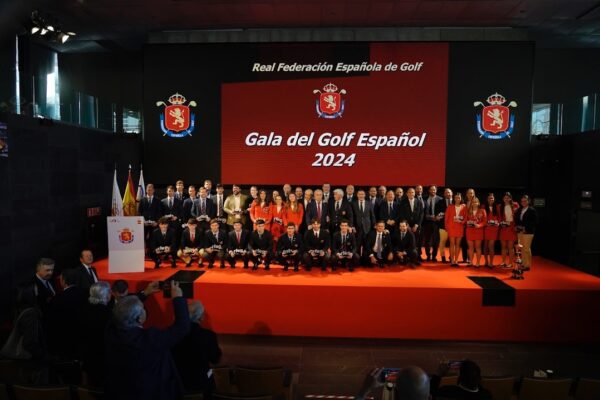 (Castellano) Jose Luis Ballester, Carla Bernat, Martina Navarro, Raúl Gómez y Sergio García, premiados en la Gala del Golf 2024