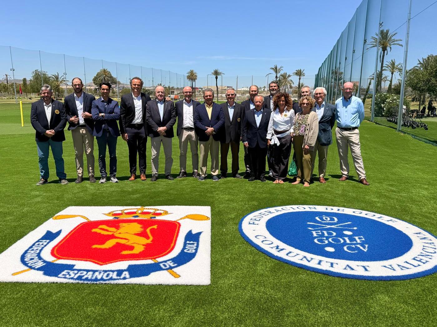 Juan Pintor preside la reunión de la Junta Directiva en la Escuela de Elche